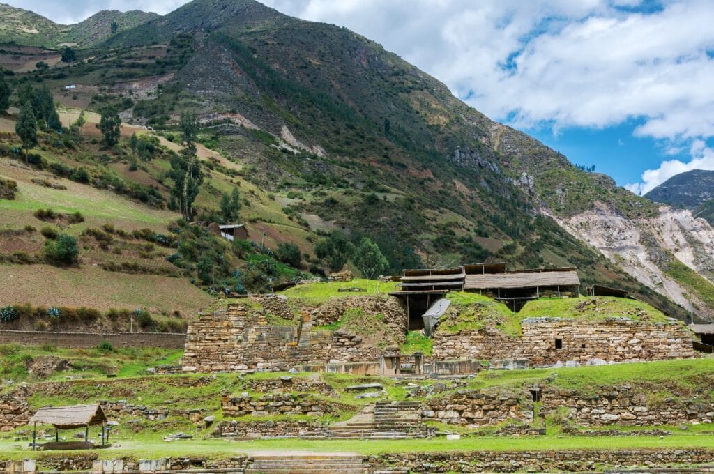 le site archéologique Chavín de Huantar à côté de Huaraz au Pérou