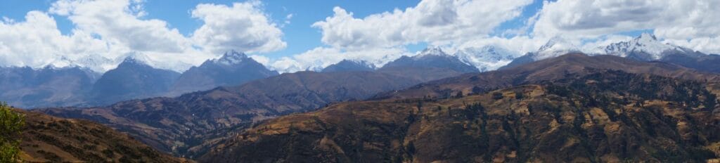 vue panoramique du parc national de Huascarán lors d'un trek depuis Huaraz