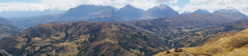 vue panoramique du parc national de Huascarán lors d'un trek
