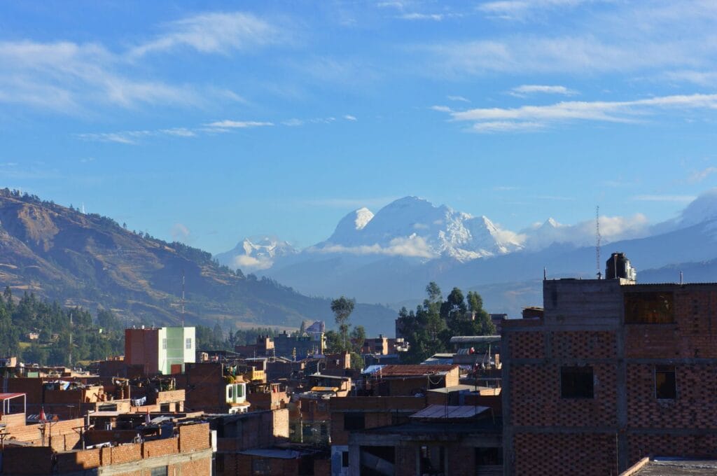 la cordillère blanche au-dessus de la ville de Huaraz