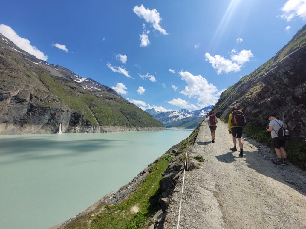 Le sentier des bouquetins est un magnifique itinéraire au départ du barrage de la Grande Dixence passant par la cabane de Prafleuri. Itinéraire de 1 ou 2 jours accessible à tous.