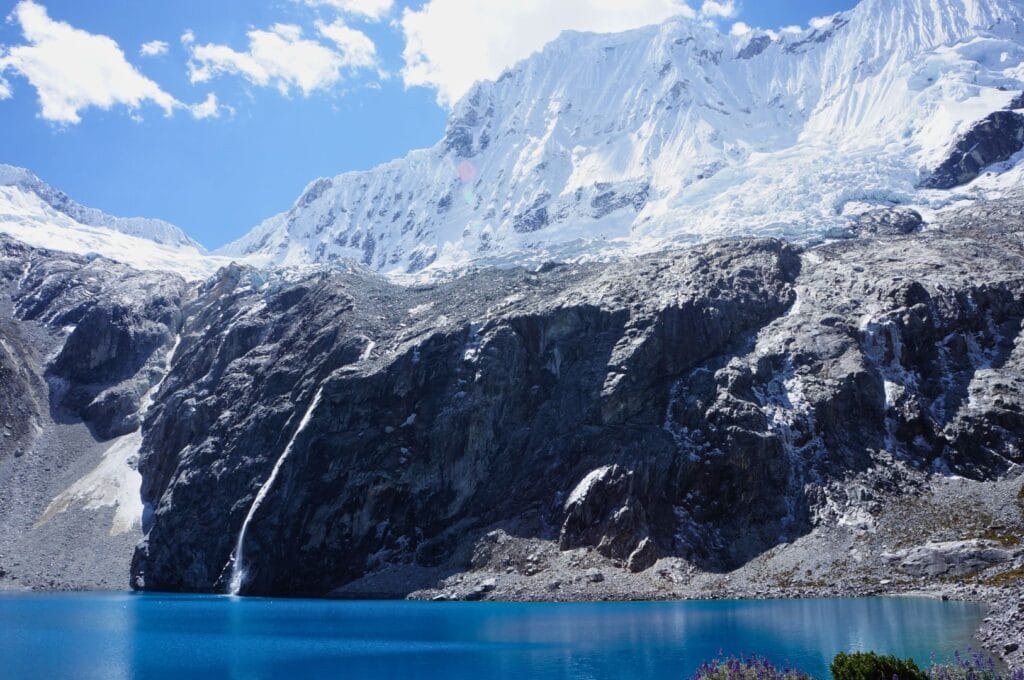 la cordillère blanche surplombant la laguna 69