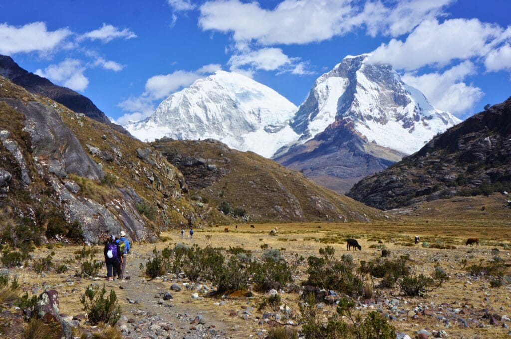 sentier de randonnée vers la laguna 69 face à la cordillera blanca