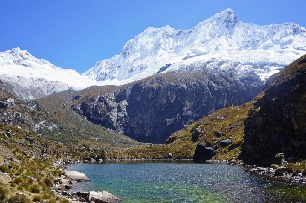 la cordillère blanche surplombant la laguna 69