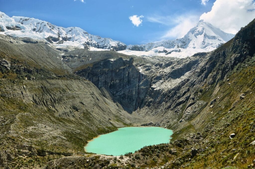 la laguna Artesoncocha et le mont Artesonraju, partie du sentier de la laguna Paròn