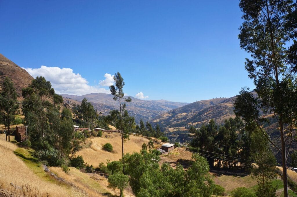 vue sur la cordillère blanche depuis le sentier de randonnée de la laguna wilcacocha