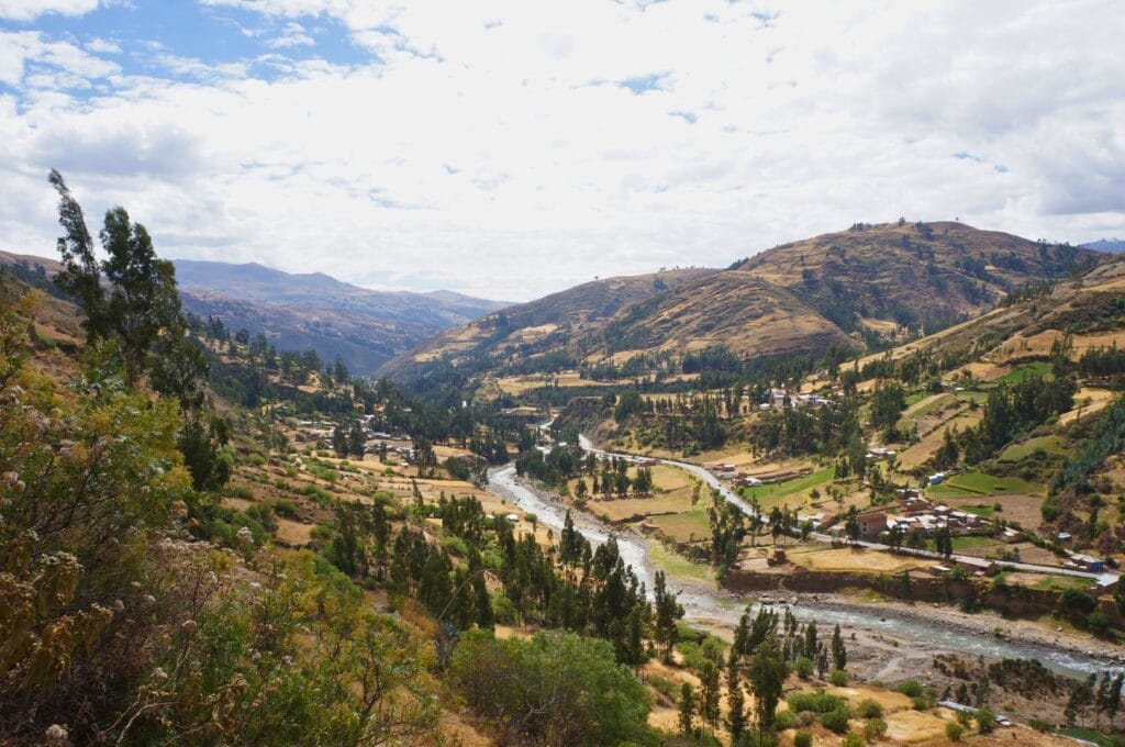 vue sur la vallée depuis le sentier de la laguna wilcacocha