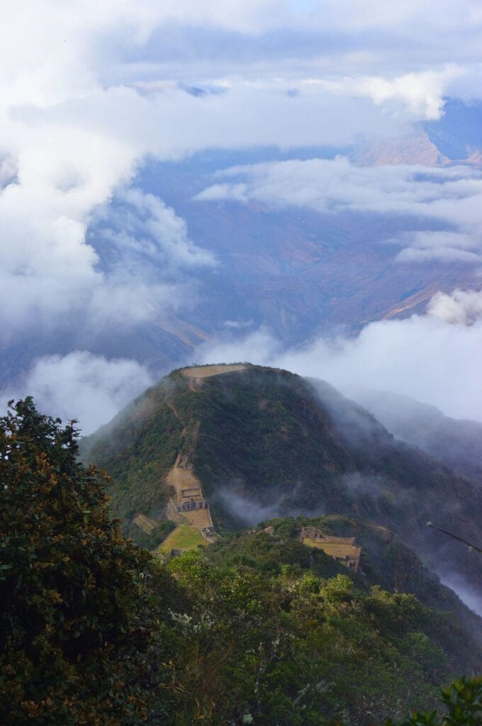 vue sur Ushnu, une partie des ruines de Choquequirao