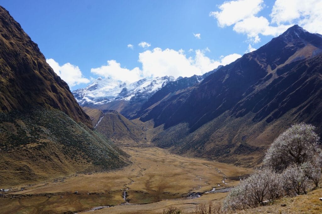 vue sur la vallée et les glaciers depuis le sentier