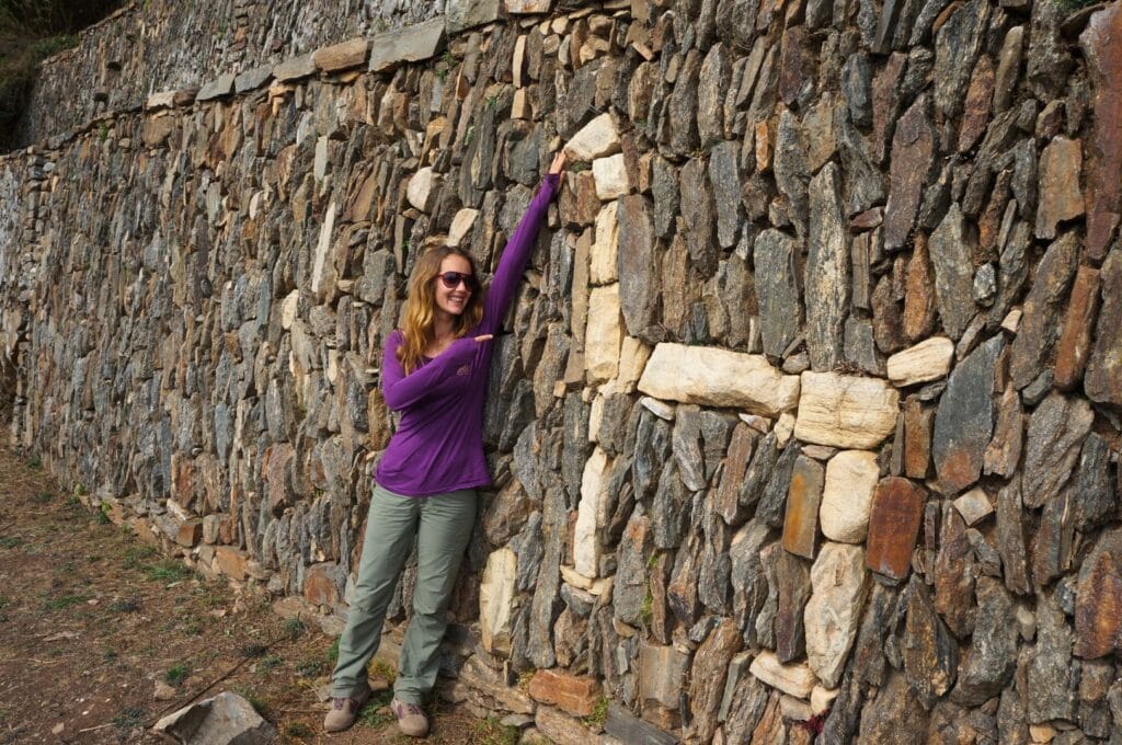 Fabienne et un lama sur une terrasse de Choquequirao