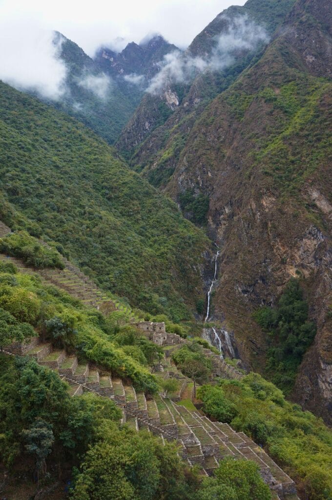 vue sur les terrasses de Choquequirao et sur la cascade Paqchoyc
