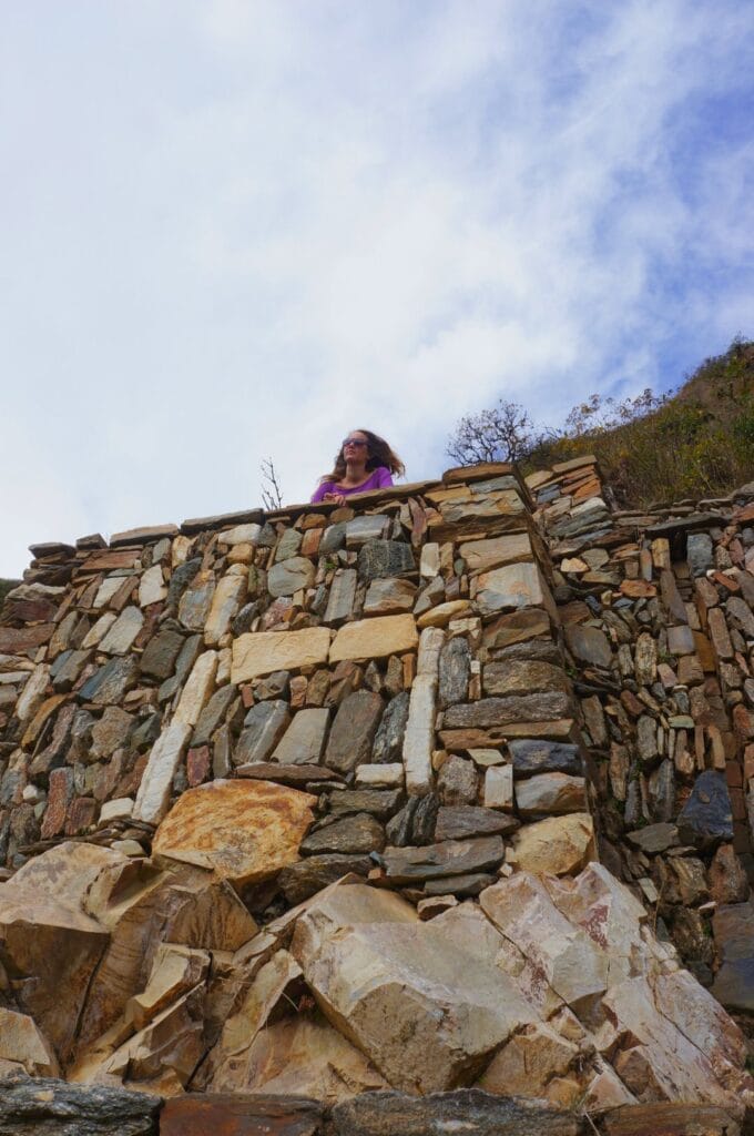 Fabienne sur les terrasses des lamas à Choquequirao au Pérou