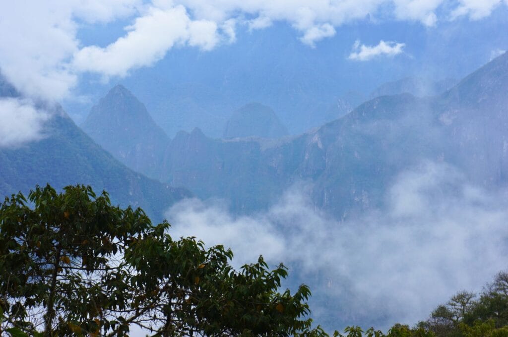 vue du Machu Picchu depuis les ruines de Llactapacta