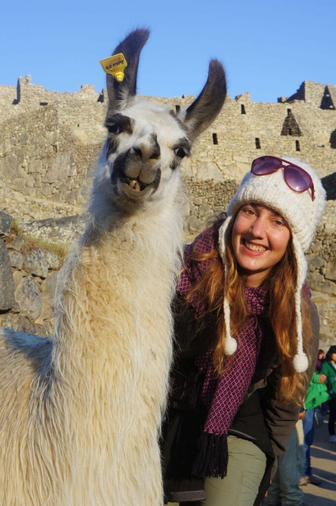 Fabienne et un lama au Machu Picchu au Pérou