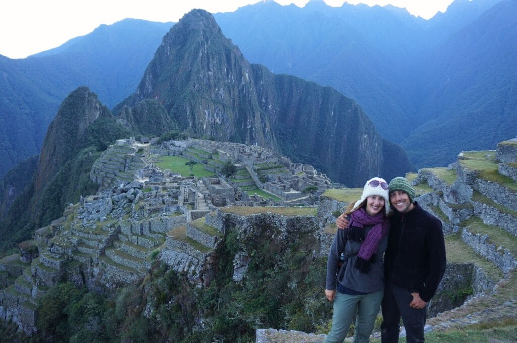 Fabienne et Benoit devant le Machu Picchu au lever du soleil