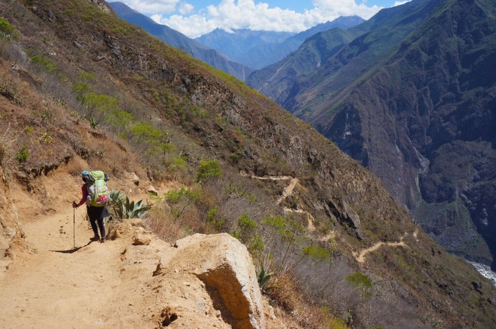 sentier du trek de Choquequirao en bord de montagne