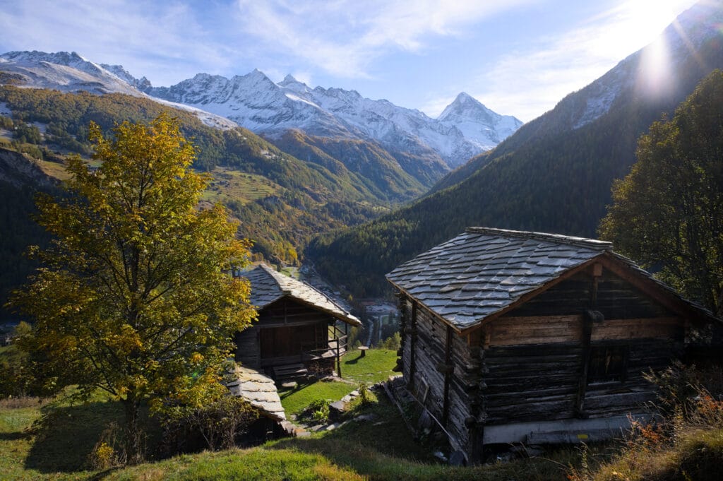 mayens traditionnels avec vue sur la Dent-Blanche