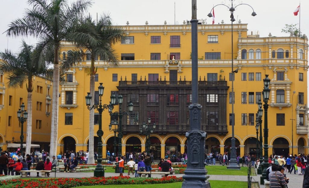 bâtiment au style colonial sur la place centrale de Lima