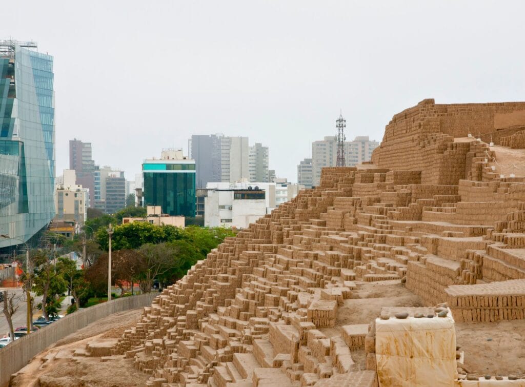 les pyramides Huaca Pucllana en plein centre de Lima