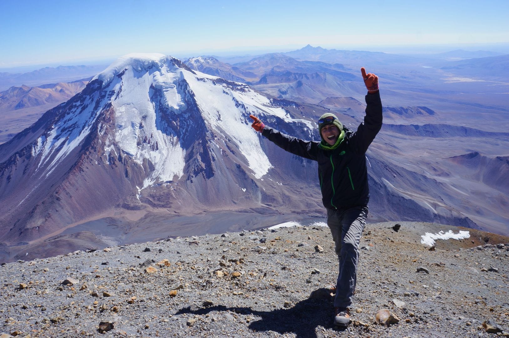 Benoit au sommet du Parinacota, devant le Pomerape