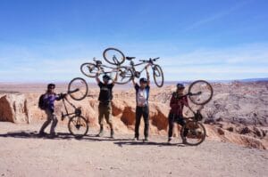 la valle de la Luna à vélo dans le désert d'Atacama