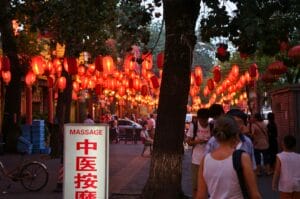 lampions rouges suspendus dans un hutong