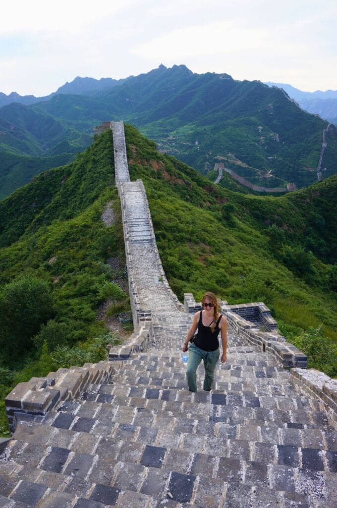 Fabienne sur les marches de Simatai sur la montagne