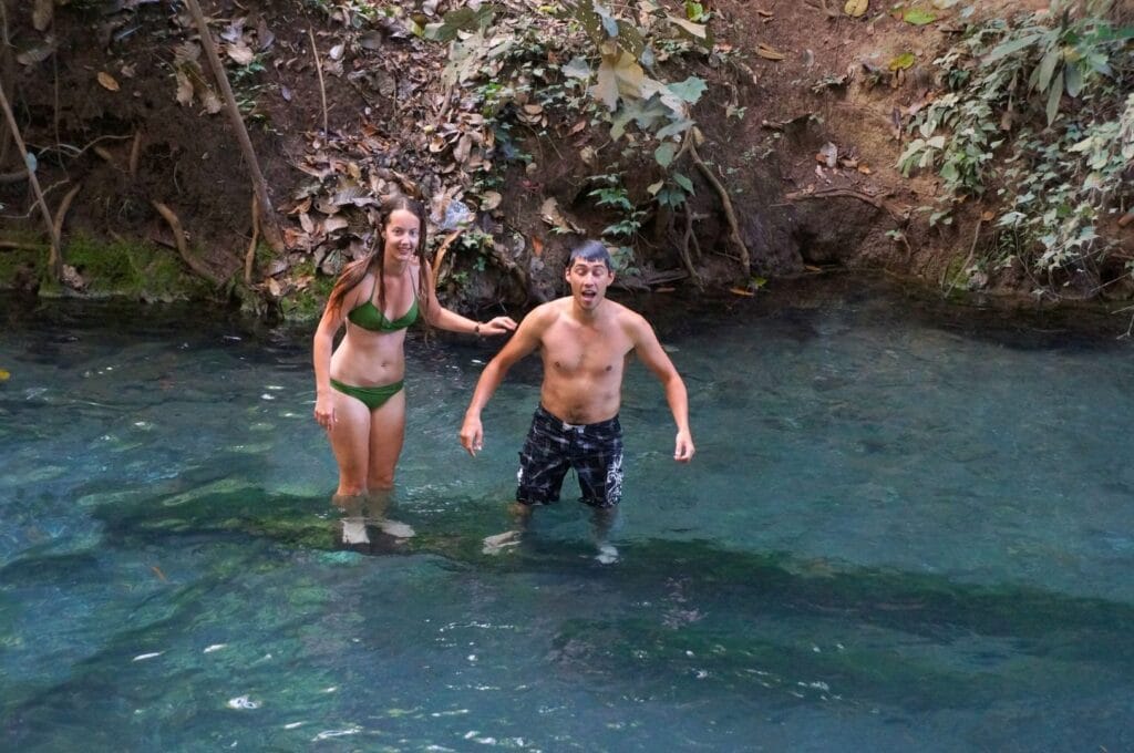 Fabienne et Benoit dans la source chaude Ban Tha Chang