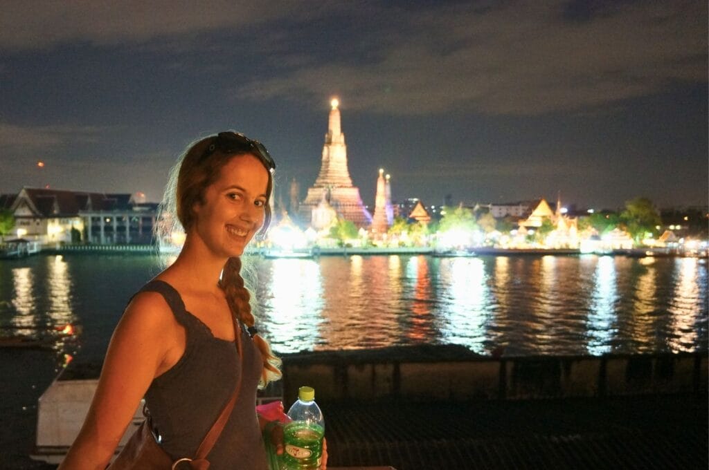 Fabienne devant le temple Wat Arun illuminé