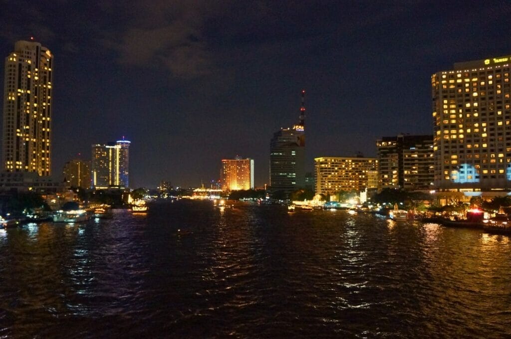 vue sur la rivière Chao Phraya et sur les buildings de Bangkok la nuit