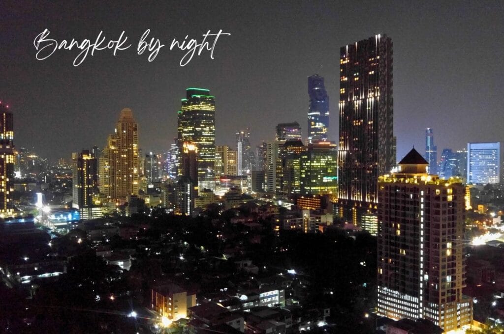 vue sur les gratte-ciels de Bangkok la nuit depuis un rooftop