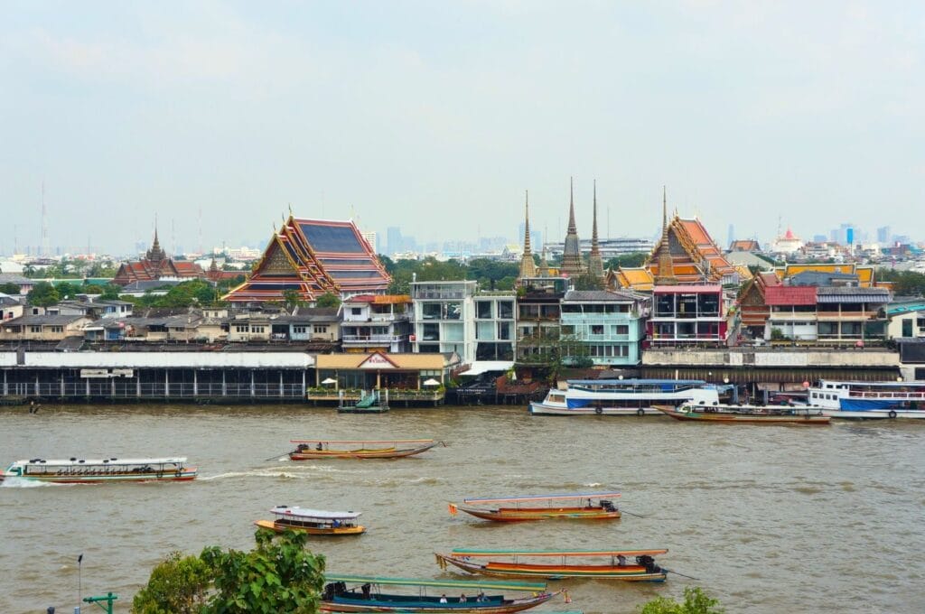 vue sur la rivière chao phraya et les temples au bord de l'eau