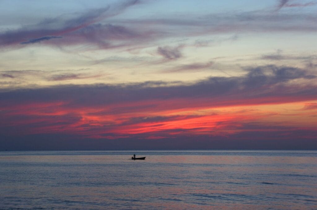coucher de soleil sur le Golfe de Thaïlande avec un bateau de pêcheur au fond