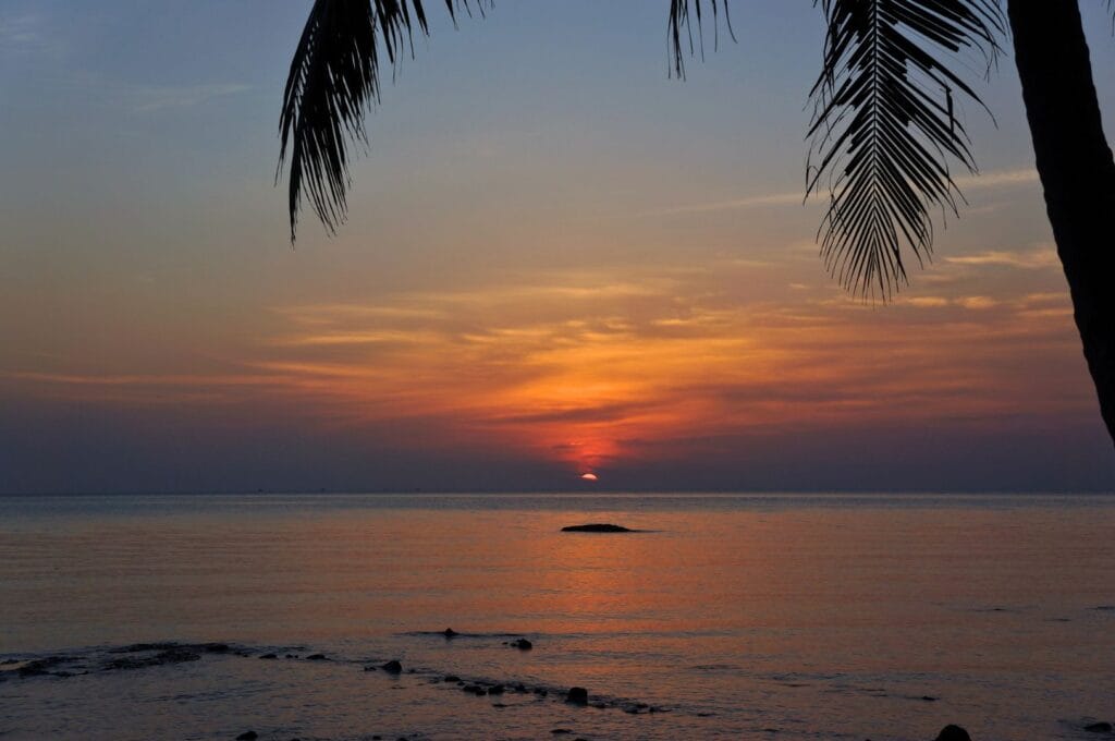 coucher de soleil sur l'océan depuis une plage de Koh Chang