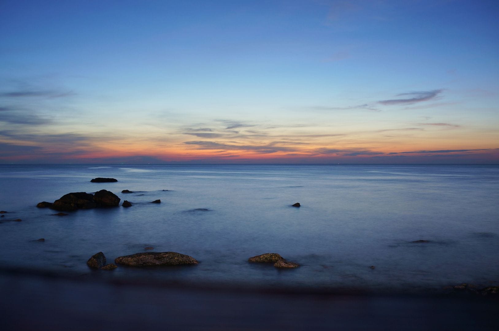 dernières lueurs du jour sur le Golfe de Thaïlande depuis une plage de Koh Chang