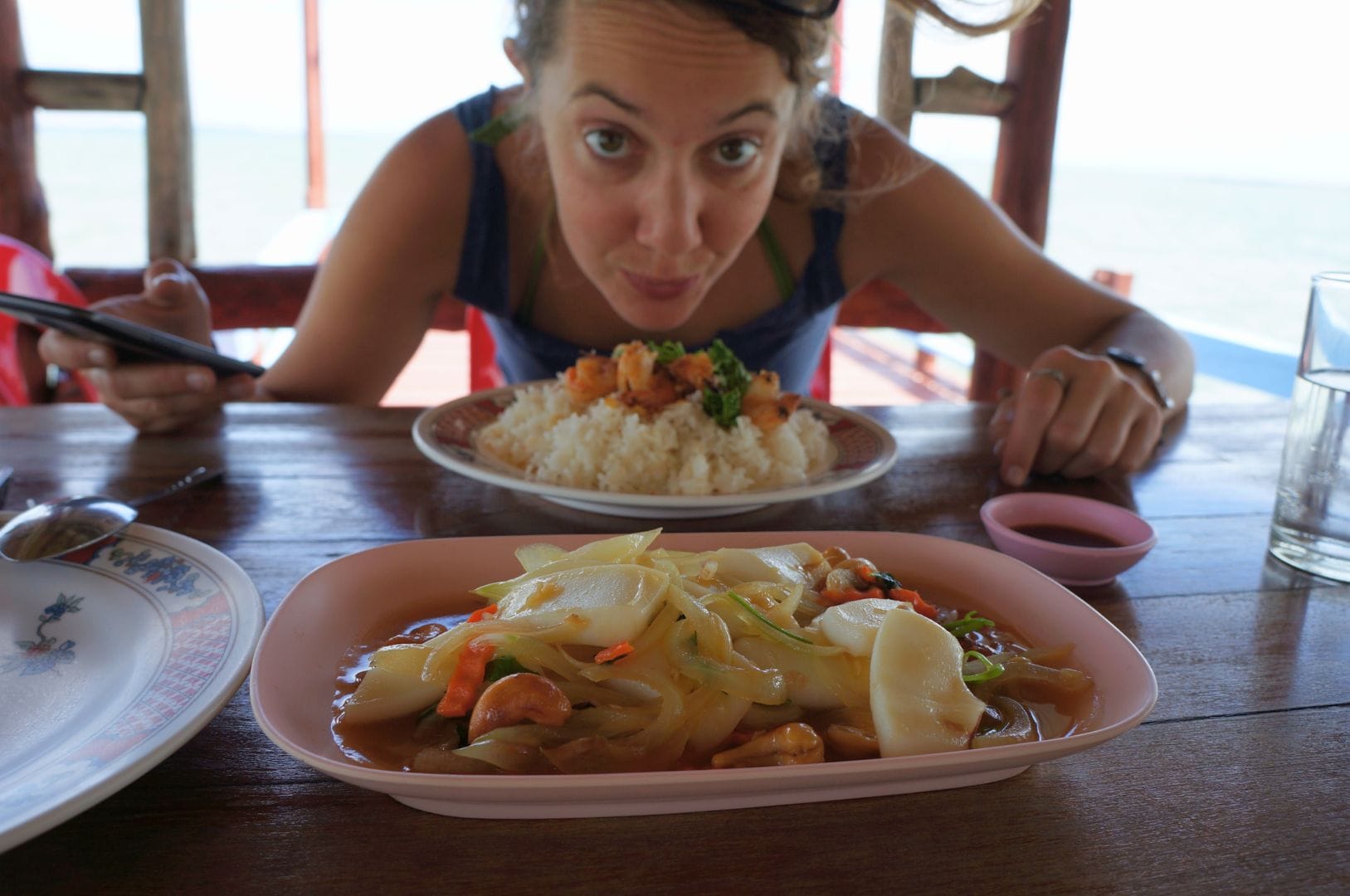 Fabienne avec 2 plats thaïs