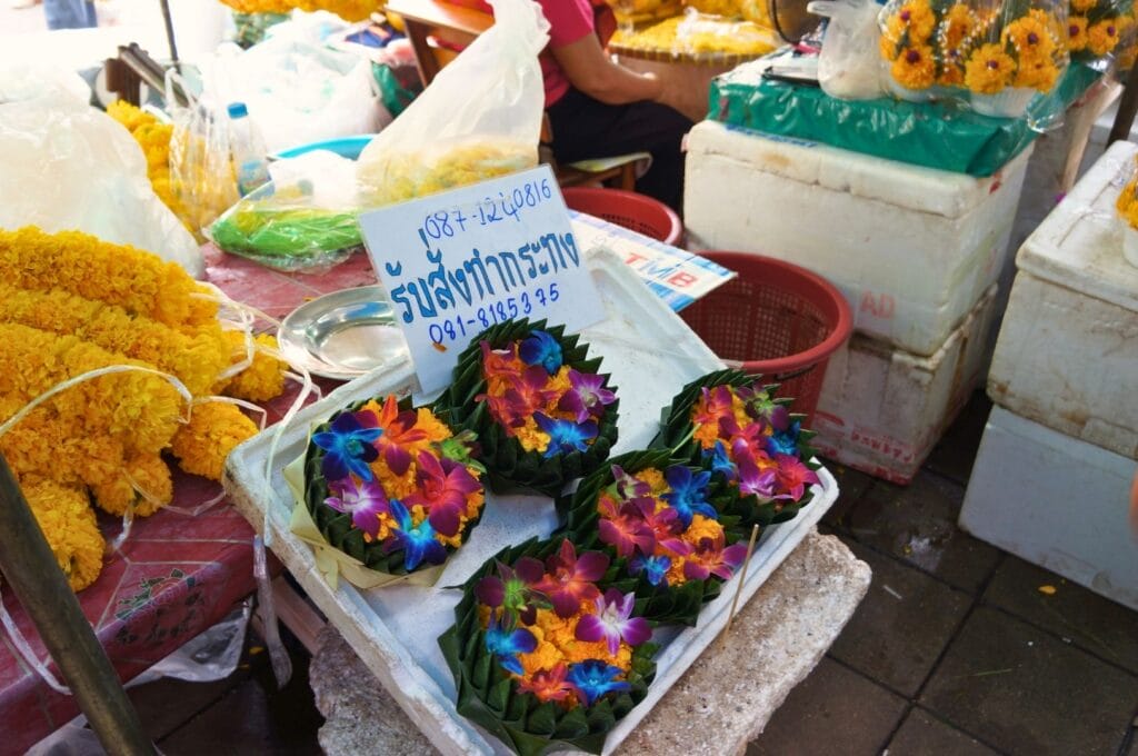 étal de compositions florales vendues pour Loy Krathong à Bangkok