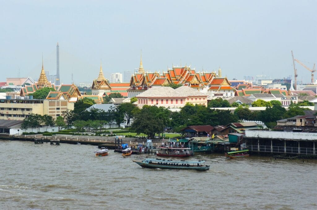 le grand palais de Bangkok vu depuis l'autre côté de la rivière