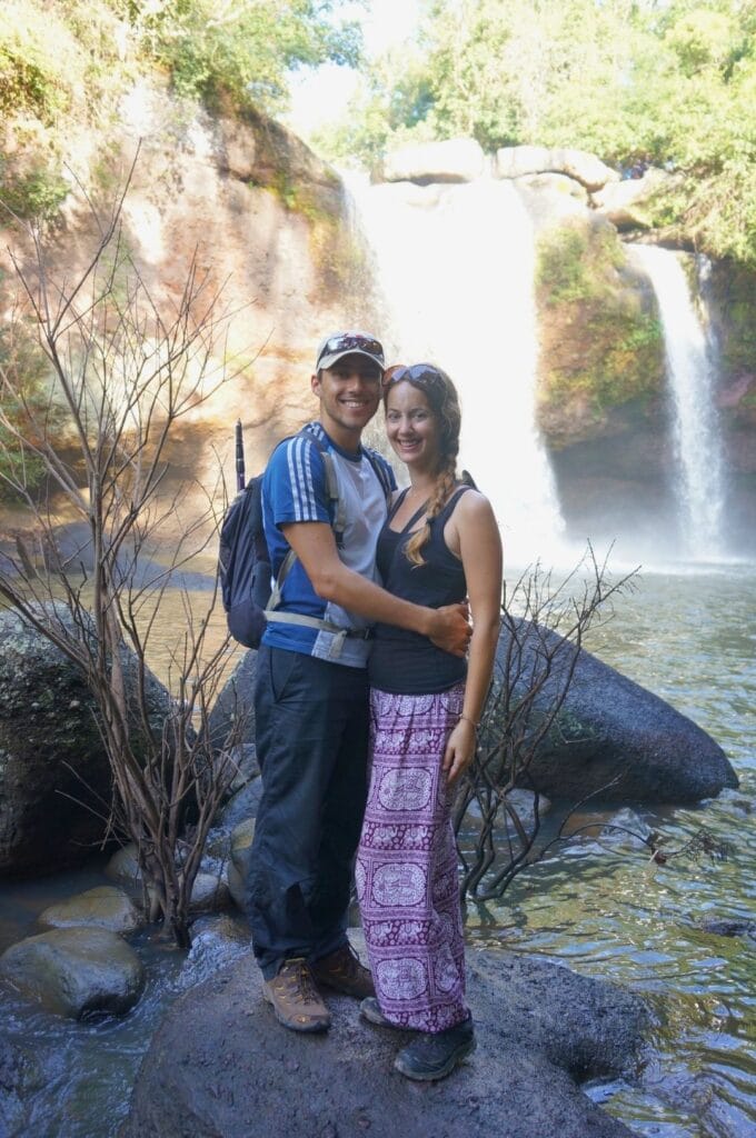 Fabienne et Benoit devant la cascade du film La Plage (Haew Suwat)