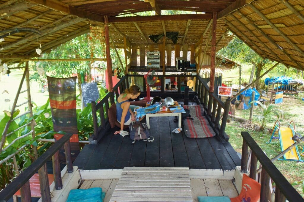 Fabienne dans la salle commune d'un hôtel sur Koh Chang