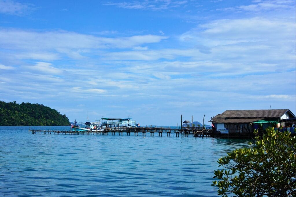 ponton et bateaux de pêche sur une eau cristalline à Koh Chang