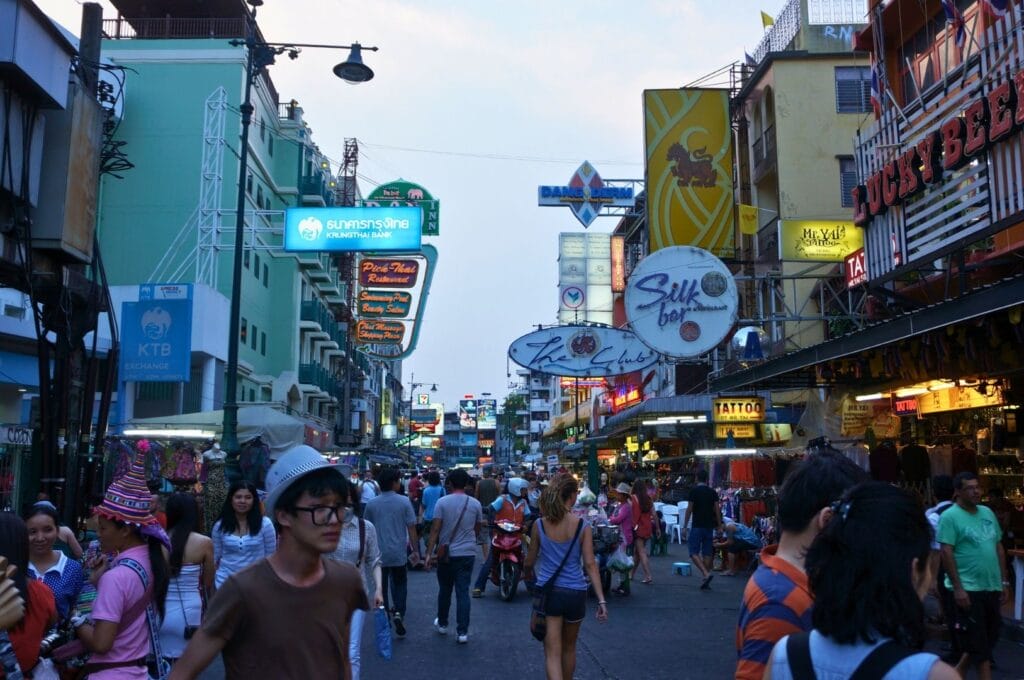 dans la rue Khao San road à Bangkok