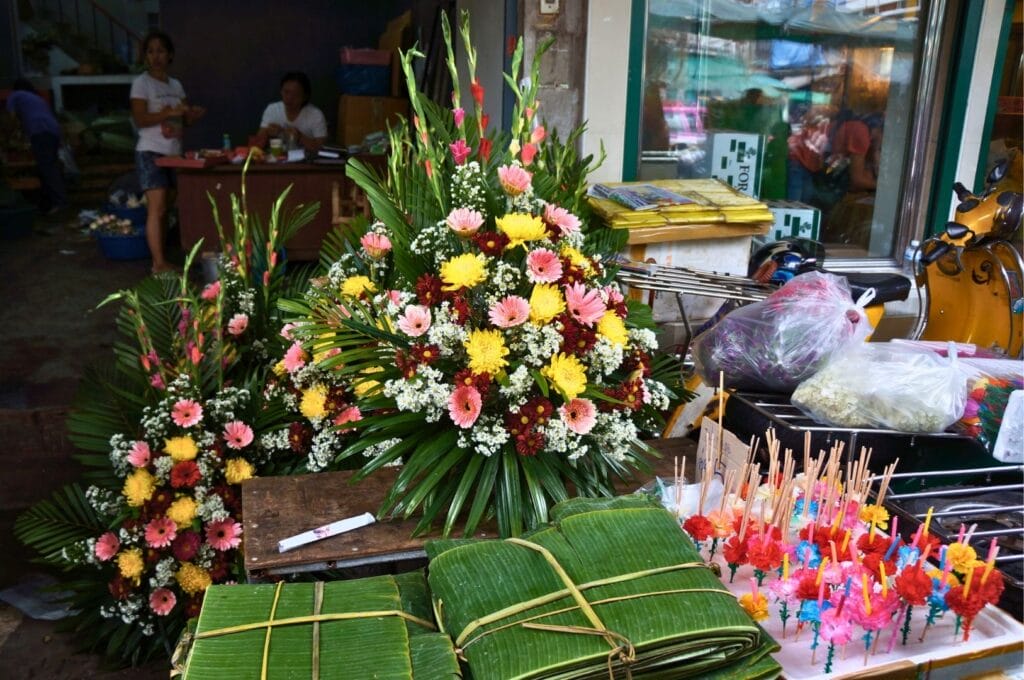 étal de compositions florales vendues pour Loy Krathong à Bangkok