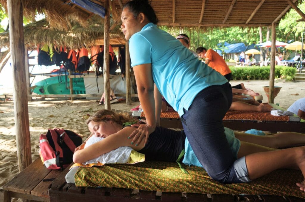 Fabienne se faisant masser par une masseuse thaïe au-dessus d'elle
