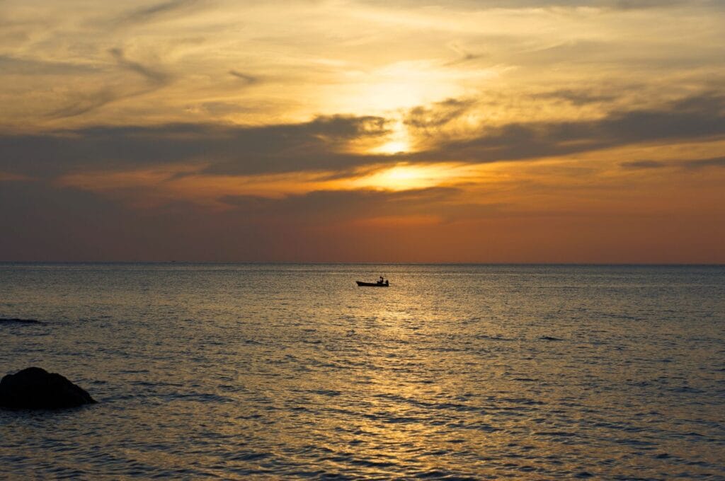 coucher de soleil sur le Golfe de Thaïlande avec un bateau de pêcheur au fond