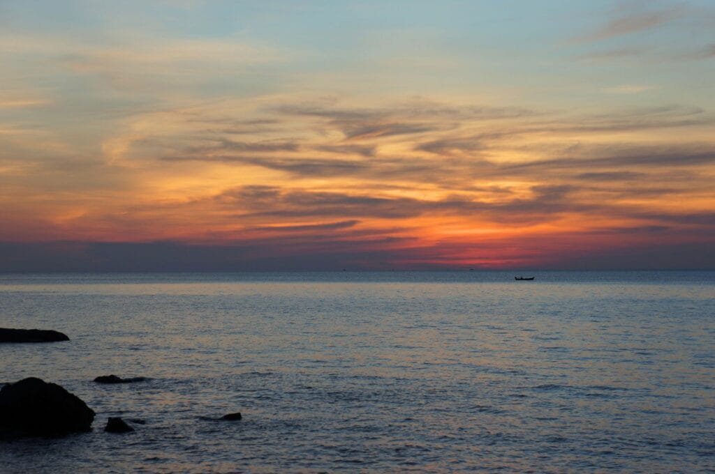 couleurs orangées du coucher de soleil sur la mer depuis la plage