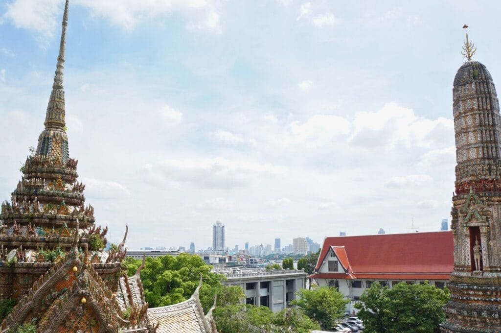 vue depuis les hauteurs de wat arun avec la skyline de Bangkok au fond