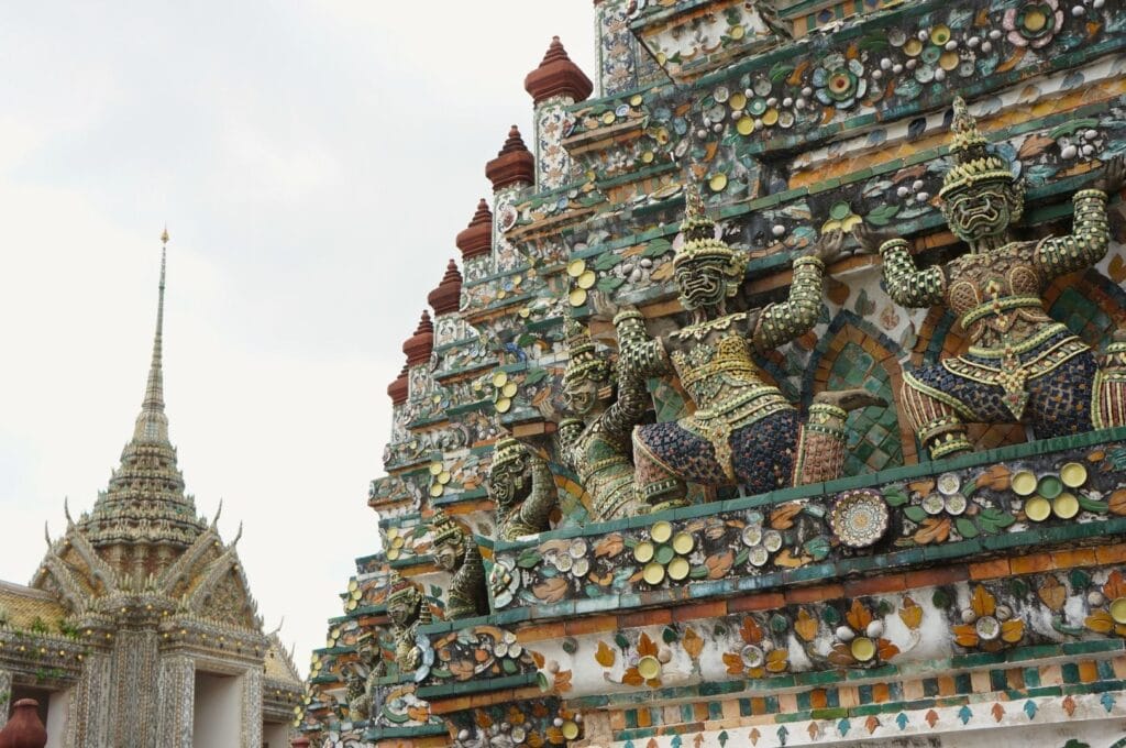 détail des céramiques colorées sur le temple wat arun