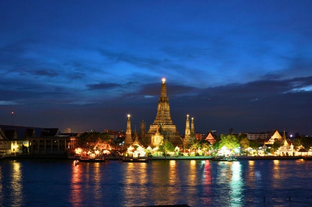 le temple wat arun illuminé au coucher du soleil à Bangkok