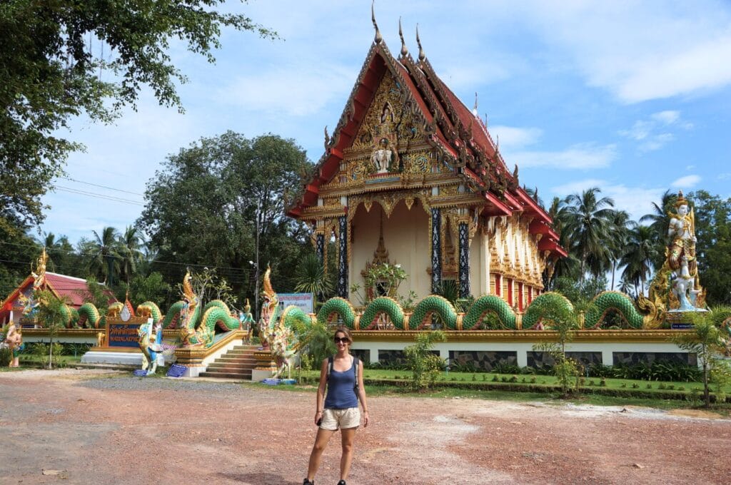 Fabienne devant le temple bouddhiste Wat Salak Phet sur l'île de Koh Chang